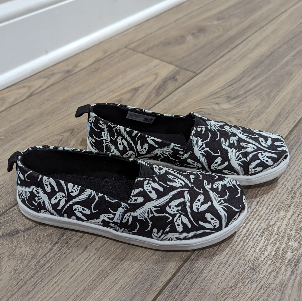 NWOT - Kids Toms - glow in the dark Dino print